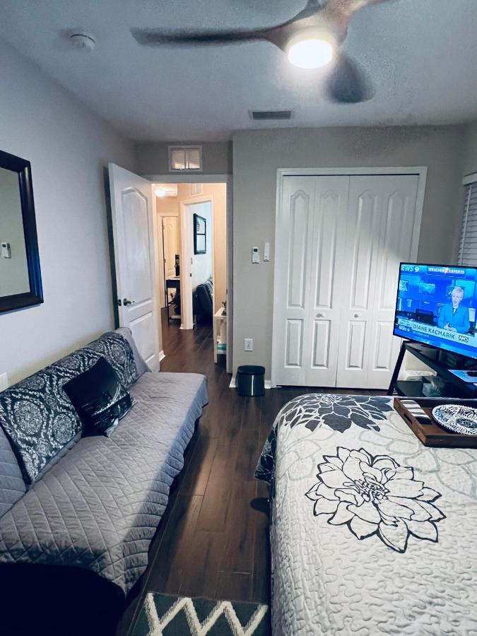 Ruskin Fl Private 2 Bdrm 1 Bath Suite Common Areas Shared With Host And Cat Bagian luar foto